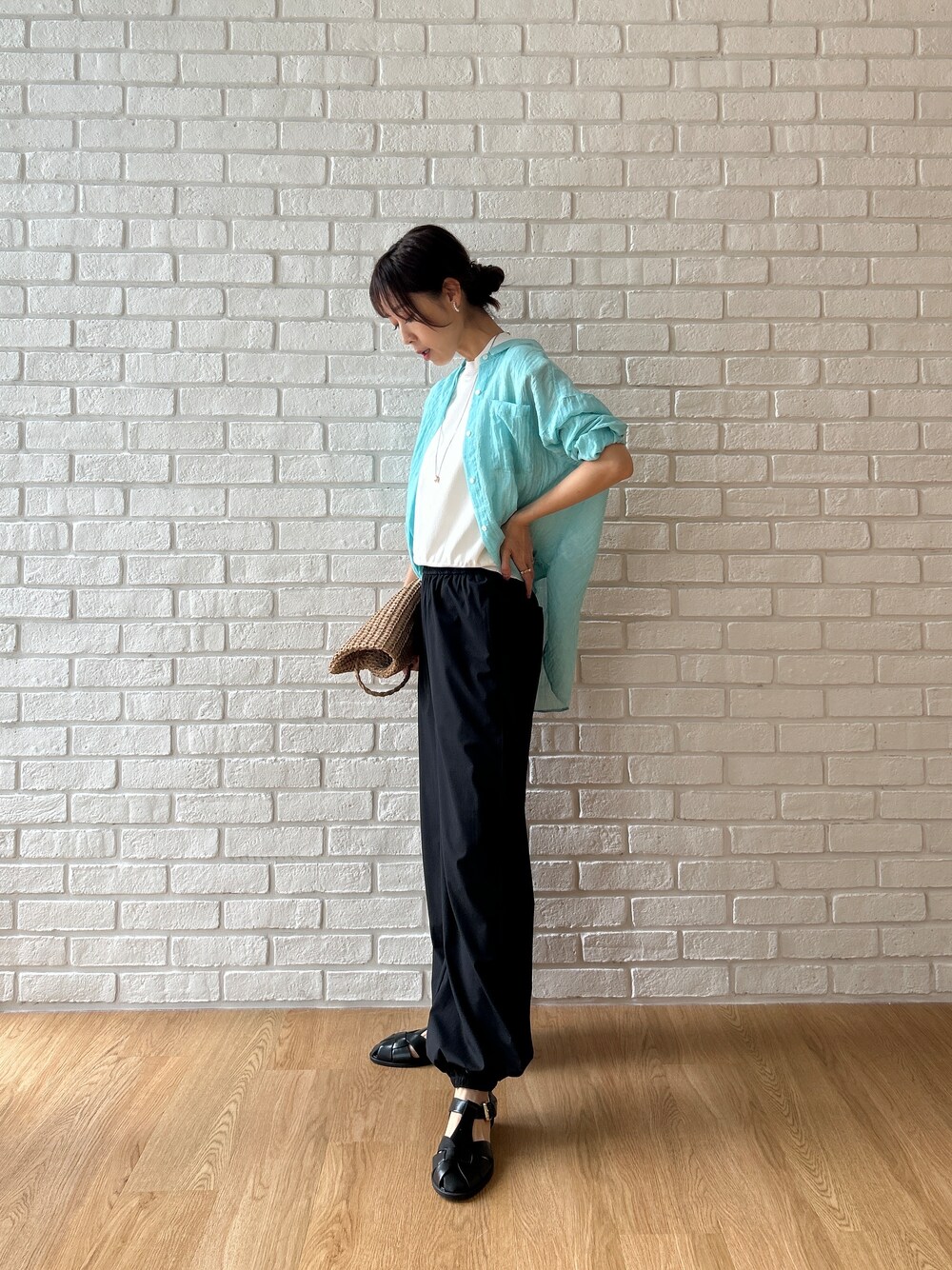 ホワイト系のニット/セーター、ブルー系のシャツ/ブラウス、ブラック系のその他パンツを着用したレディースの夏コーディネートの4枚目の写真