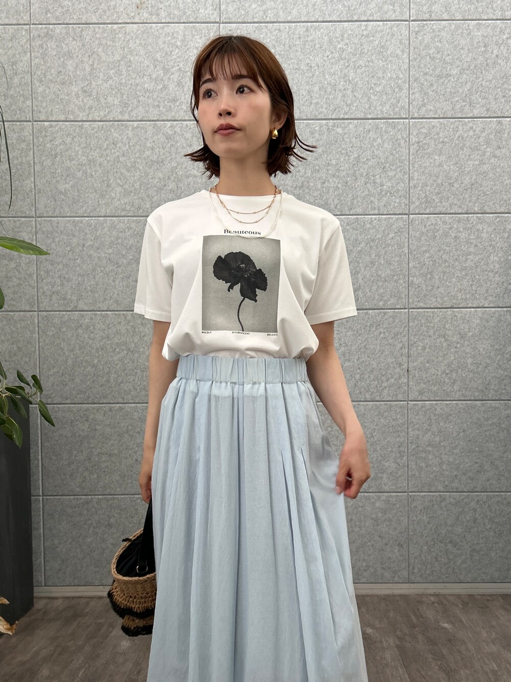 ブルー系のその他パンツを着用したレディースの夏コーディネートの6枚目の写真