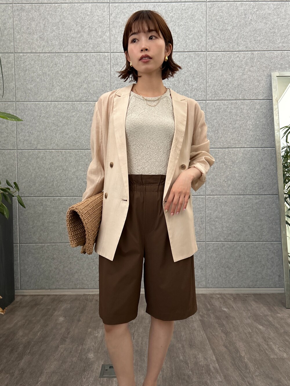 ピンク系のテーラードジャケット、ブラウン系のその他パンツを着用したレディースの夏コーディネートの8枚目の写真