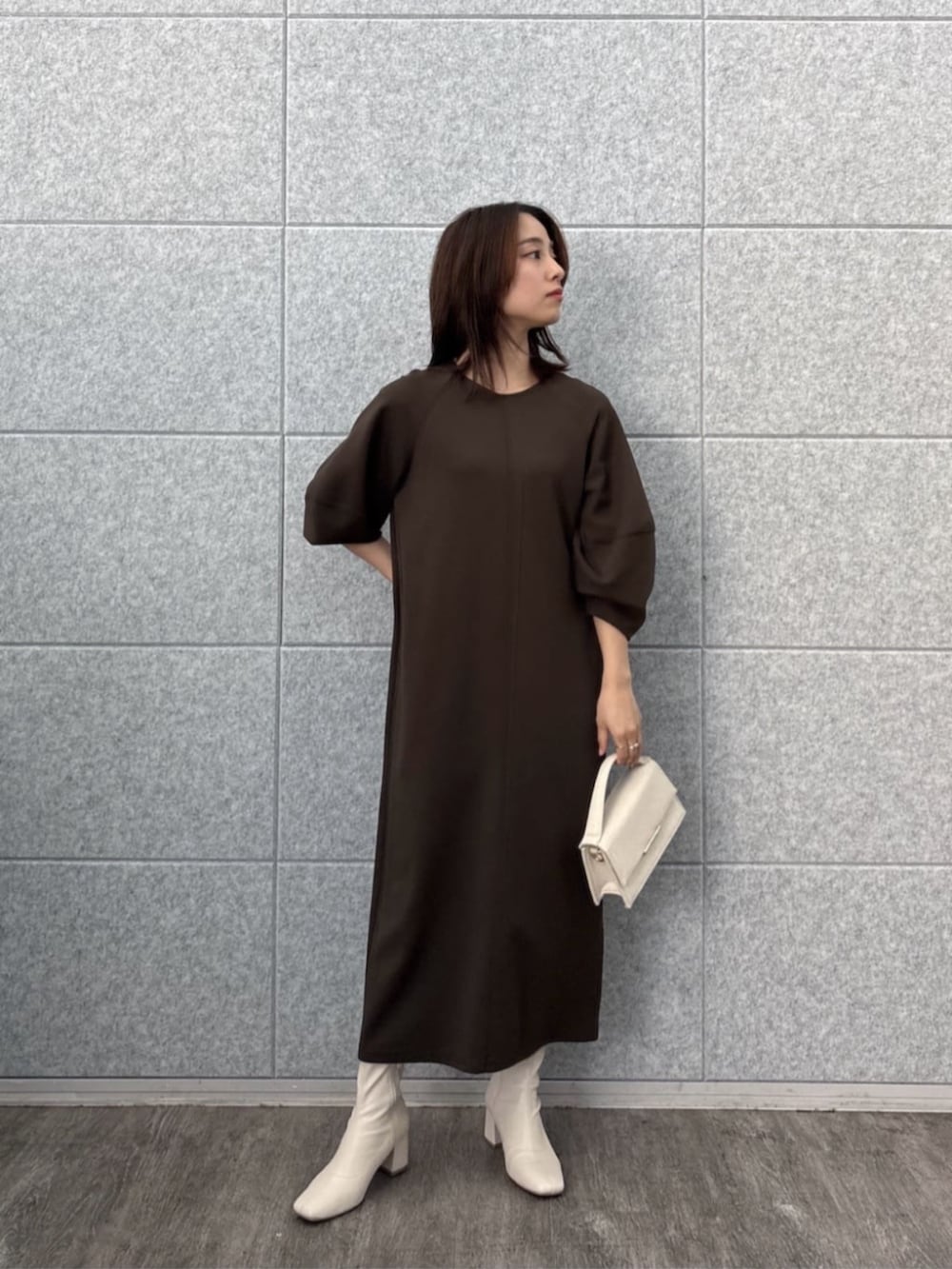 ブラウン系のワンピースを着用したレディースの秋コーディネートの5枚目の写真