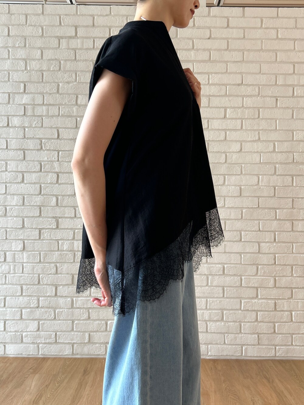 ブラック系のシャツ/ブラウス、ブルー系のデニムパンツを着用したレディースの春コーディネートの9枚目の写真