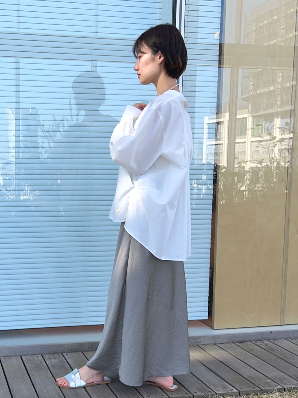 ホワイト系のシャツ/ブラウス、グリーン系のスカートを着用したレディースの春コーディネートの3枚目の写真