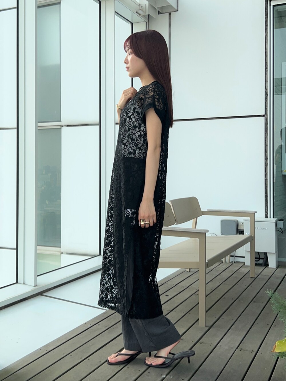 ホワイト系のタンクトップ、ブラック系のワンピース、グレー系のその他パンツを着用したレディースの春コーディネートの6枚目の写真