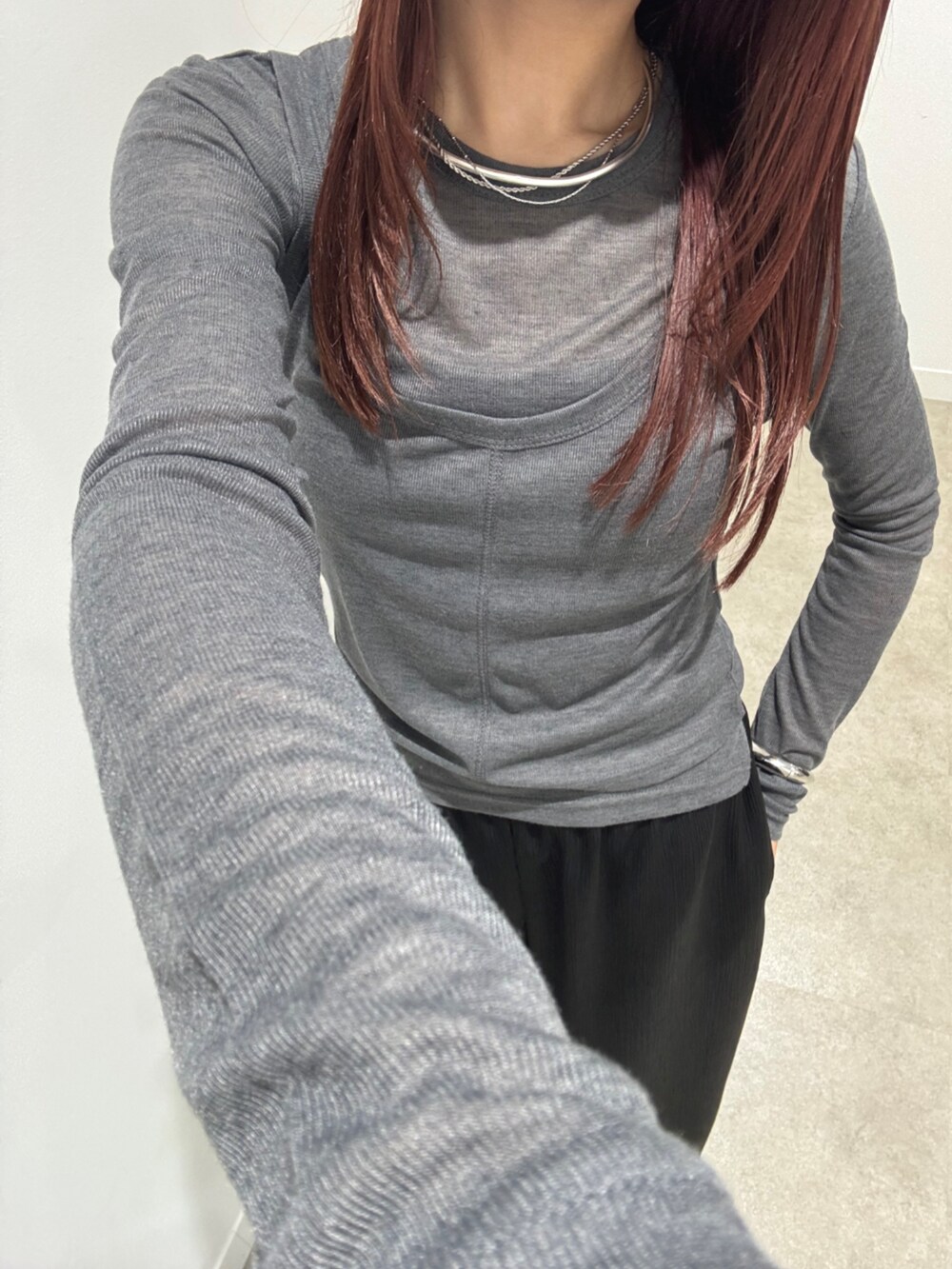 グレー系のその他トップス、ブラック系のその他パンツ、グレー系のノーカラージャケットを着用したレディースの春コーディネートの8枚目の写真