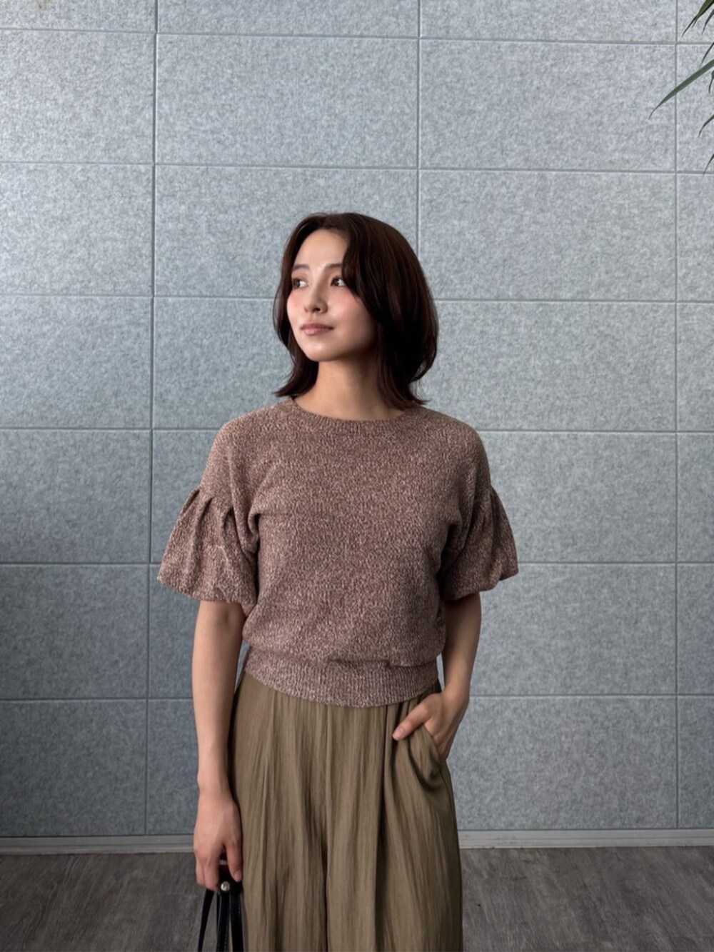 ブラウン系のその他パンツ、ブラウン系のTシャツ/カットソーを着用したレディースの夏コーディネートの6枚目の写真