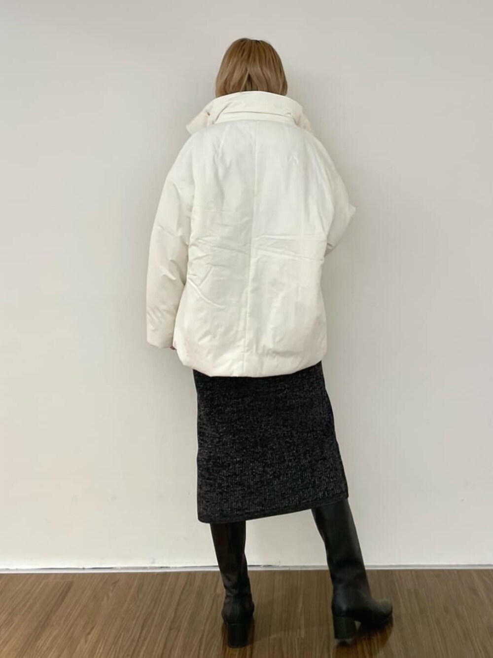 ホワイト系のその他アウター、ブラック系のワンピース、ブラック系のニット/セーターを着用したレディースの冬コーディネートの5枚目の写真