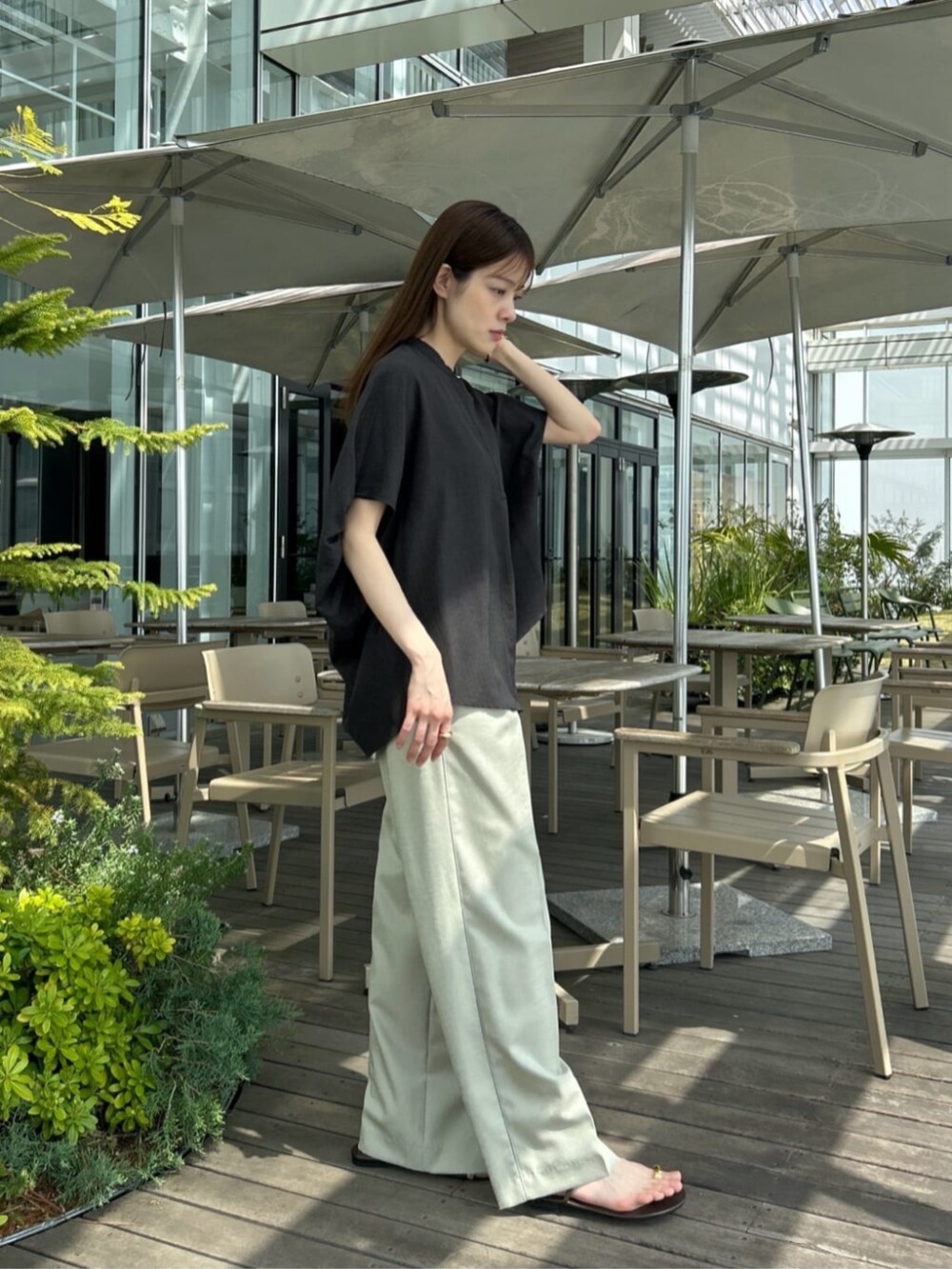 グリーン系のその他パンツ、ブラック系のシャツ/ブラウスを着用したレディースの夏コーディネートの4枚目の写真