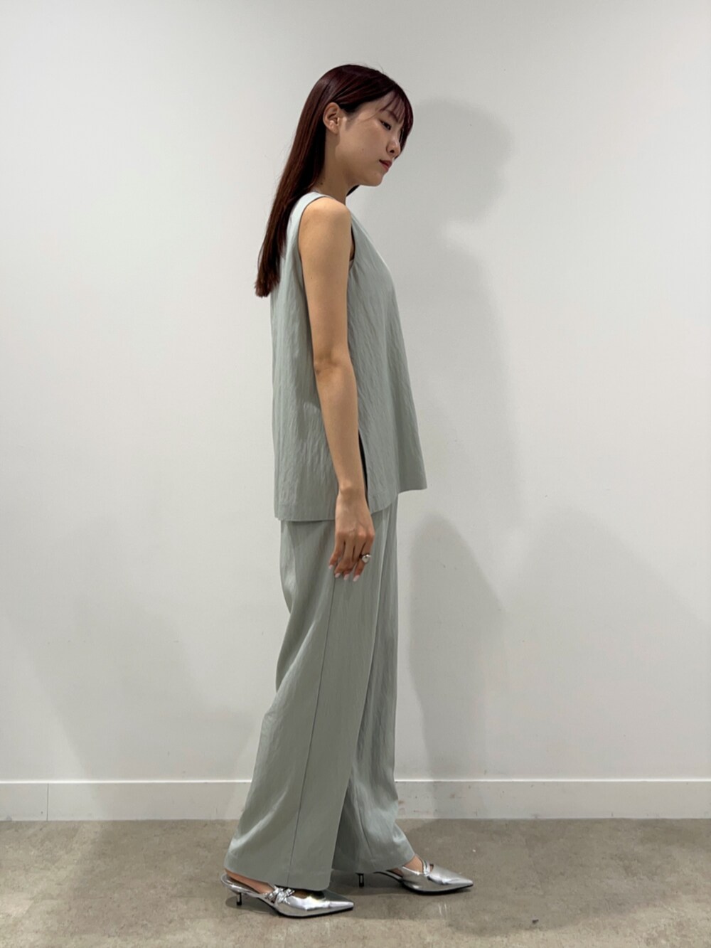 グリーン系のその他パンツ、グリーン系のシャツ/ブラウス、ホワイト系のカーディガン/ボレロを着用したレディースの春コーディネートの5枚目の写真