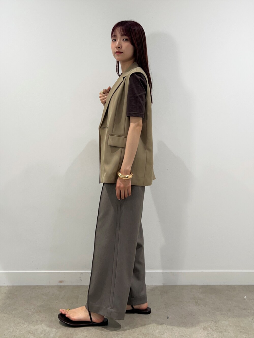 ベージュ系のベスト、ブラウン系のその他パンツ、ブラウン系のTシャツ/カットソーを着用したレディースの春コーディネートの5枚目の写真