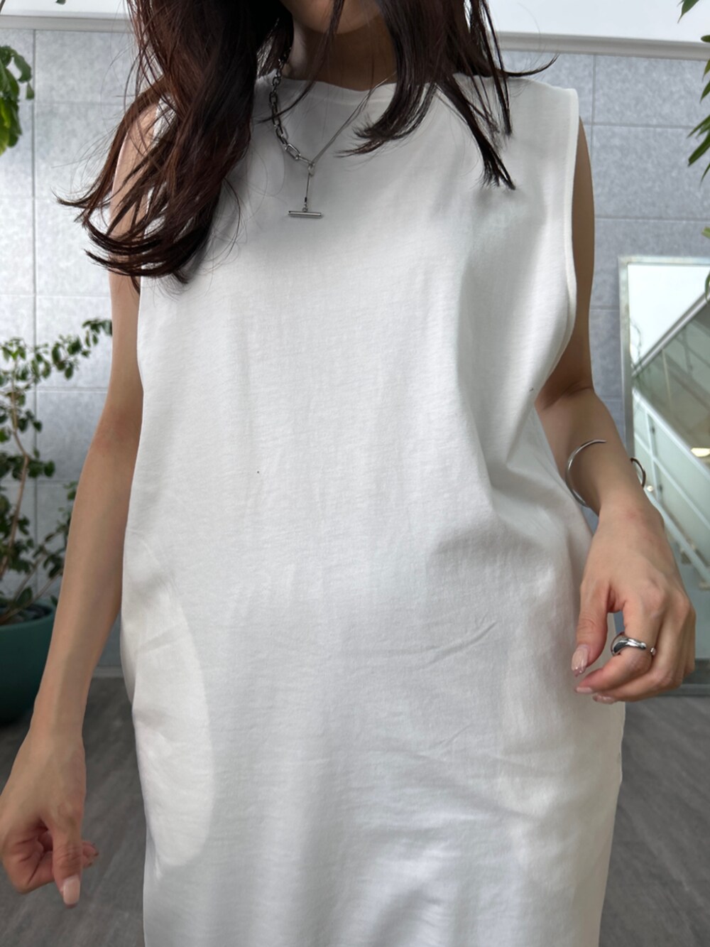 グリーン系のその他パンツ、ホワイト系のワンピースを着用したレディースの春コーディネートの5枚目の写真