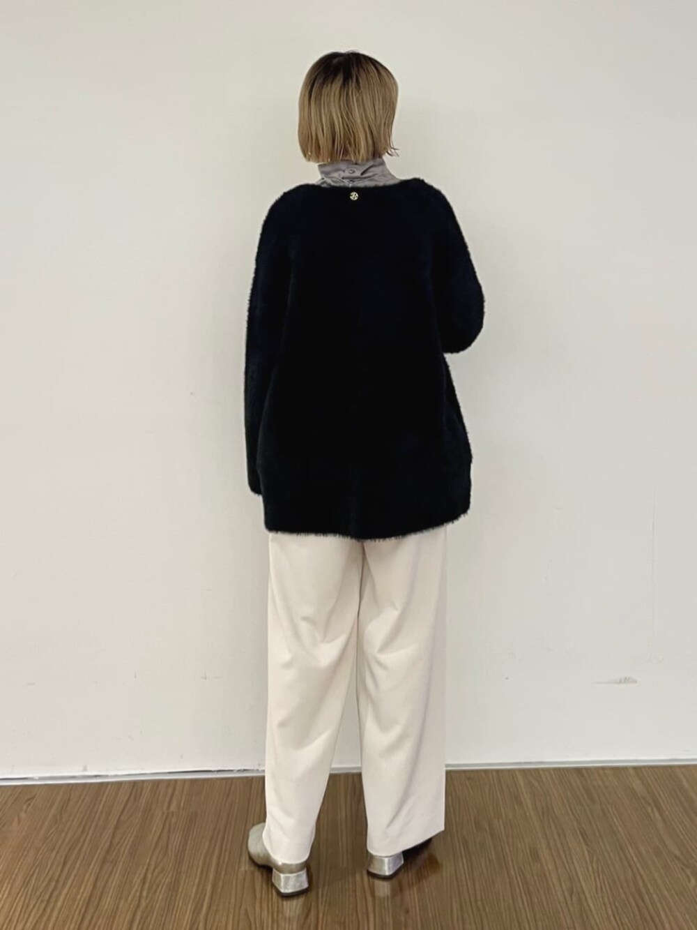 ブラック系のカーディガン/ボレロ、ベージュ系のその他パンツ、グレー系のシャツ/ブラウスを着用したレディースの秋コーディネートの5枚目の写真