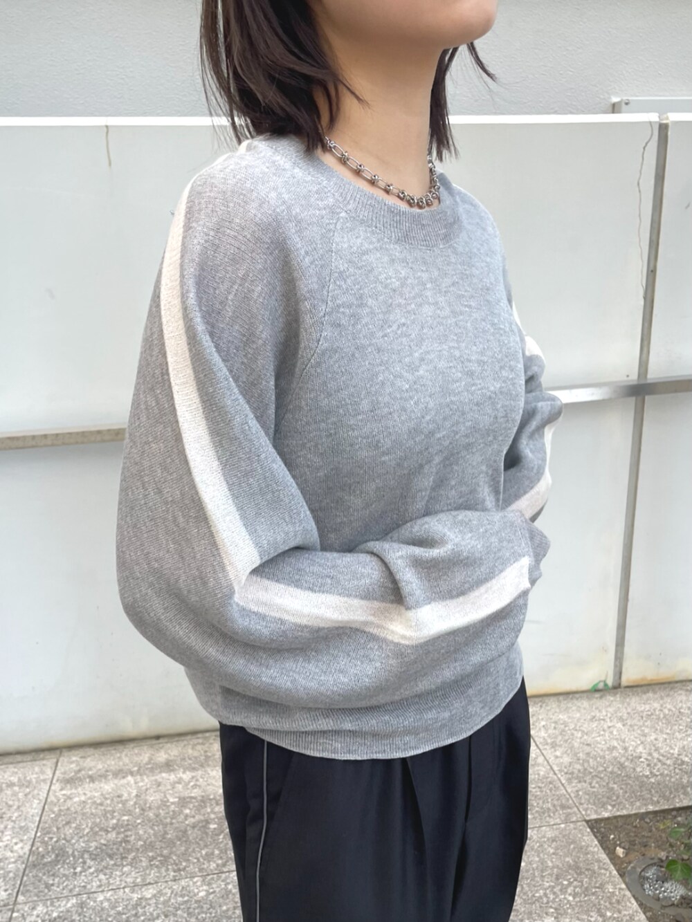 ブラック系のその他パンツ、グレー系のニット/セーターを着用したレディースの春コーディネートの5枚目の写真