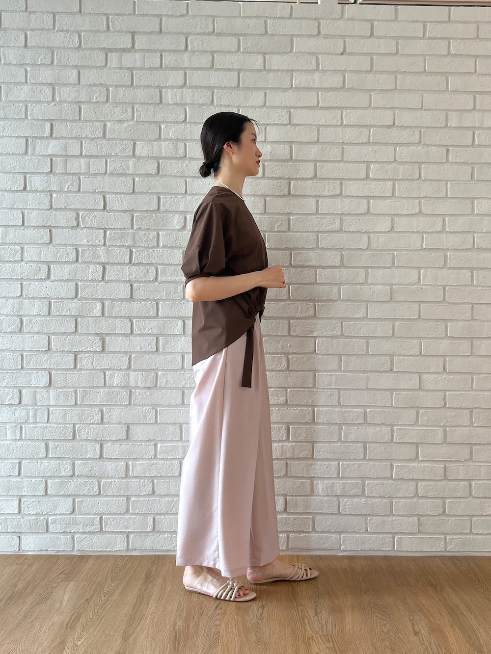 ピンク系のその他パンツ、ブルー系のワンピース、ブラウン系のシャツ/ブラウスを着用したレディースの春コーディネートの3枚目の写真