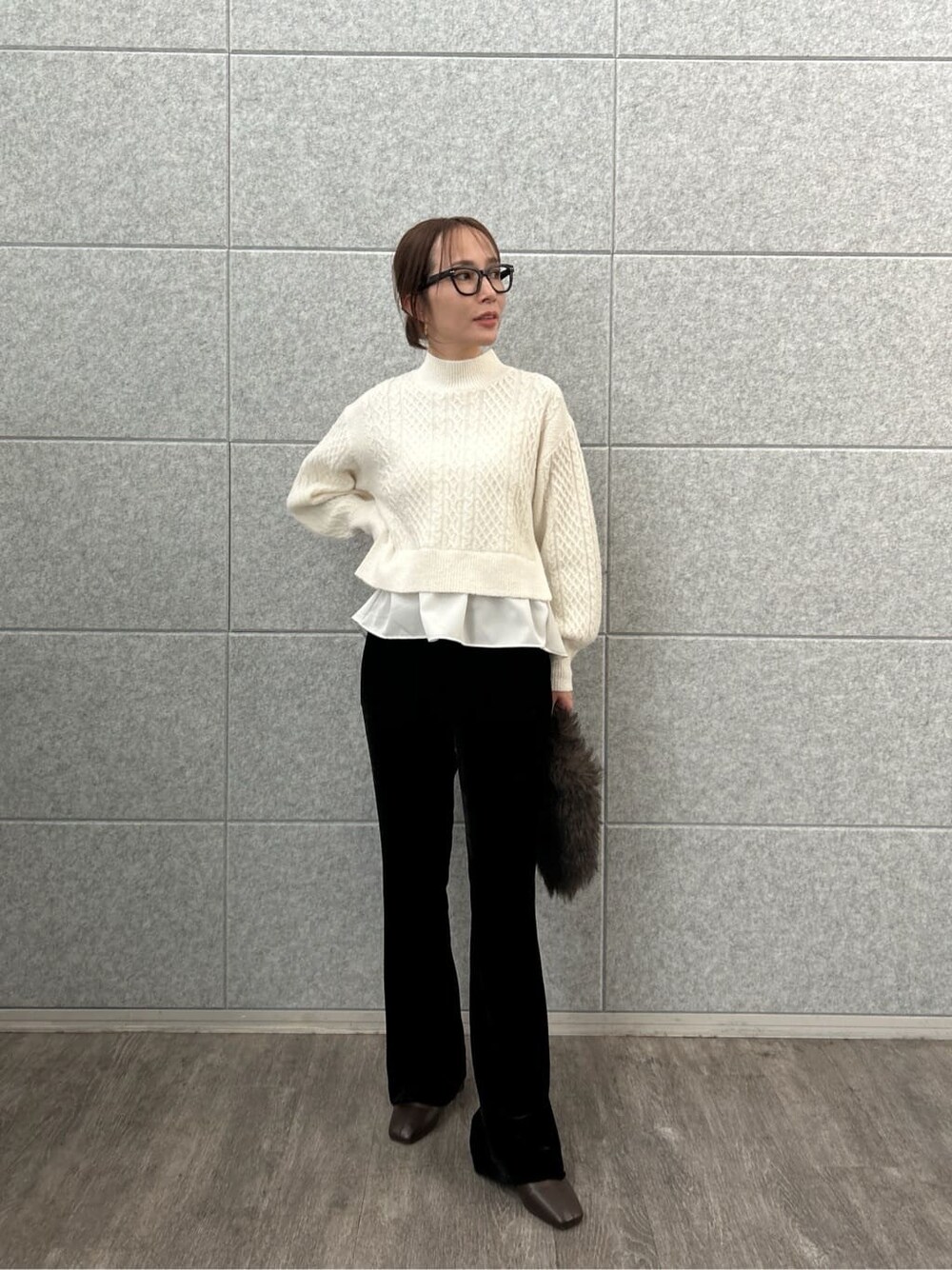 ホワイト系のニット/セーター、ブラック系のその他パンツを着用したレディースの秋コーディネートの3枚目の写真