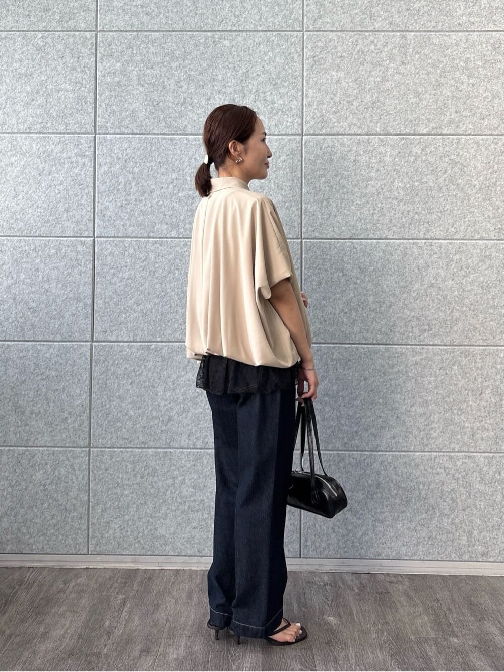 ベージュ系のシャツ/ブラウス、ブラック系のTシャツ/カットソーを着用したレディースの夏コーディネートの4枚目の写真