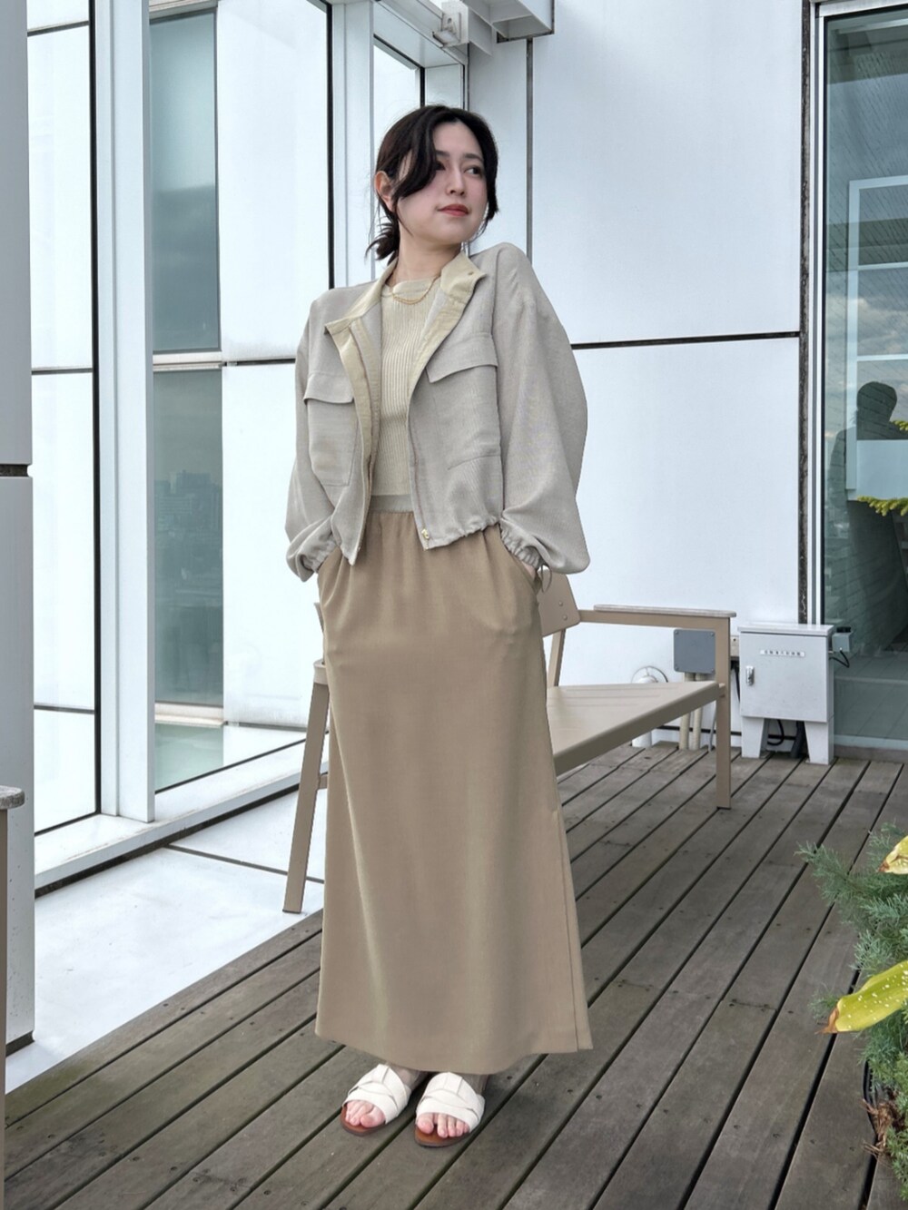 「大人カジュアル、休日スタイル、きれいめカジュアル、春夏コーデ、淡色コーデ、韓国ファッション、シンプルスタイル、大人かわいい、大人コーデ、お仕事コーデ、春アウター、ベージュ、ワントーンコーデ、ラメ、お出かけコーデ」｜「cloencの【手洗い可】メッシュシアーブルゾン（ブルゾン、グリーン系）」を使った、cloencさん（レディース・157cm）の春コーディネートの2枚目の写真