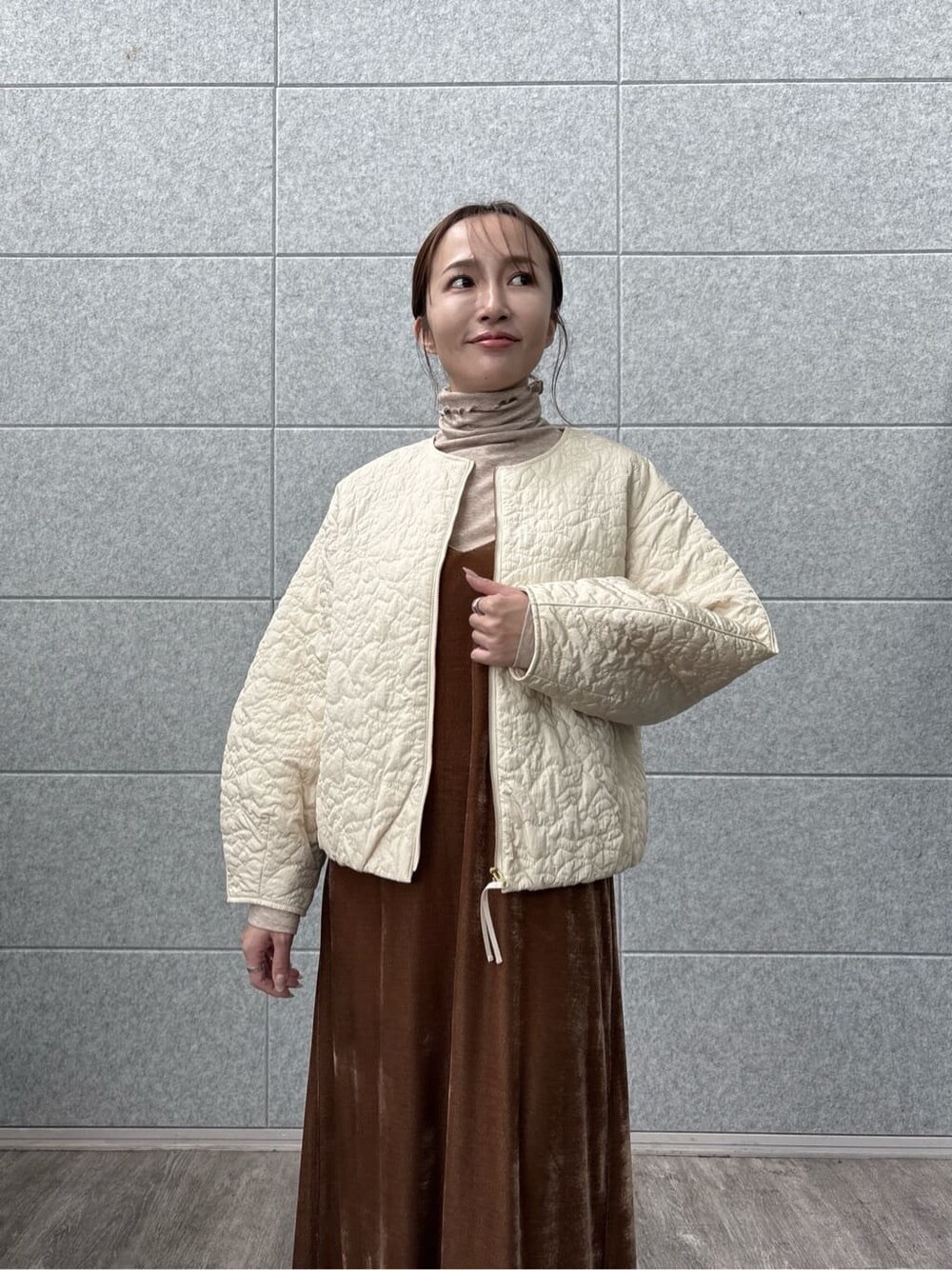ベージュ系のTシャツ/カットソー、ホワイト系のブルゾンを着用したレディースの秋コーディネートの8枚目の写真