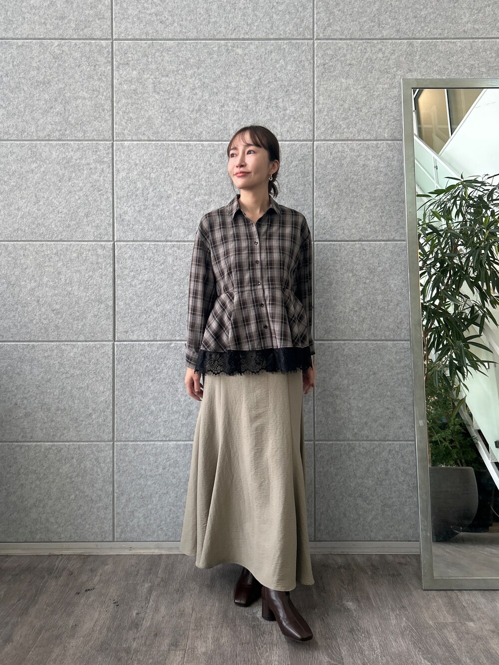 ブラウン系のシャツ/ブラウス、グリーン系のスカートを着用したレディースの夏コーディネートの2枚目の写真