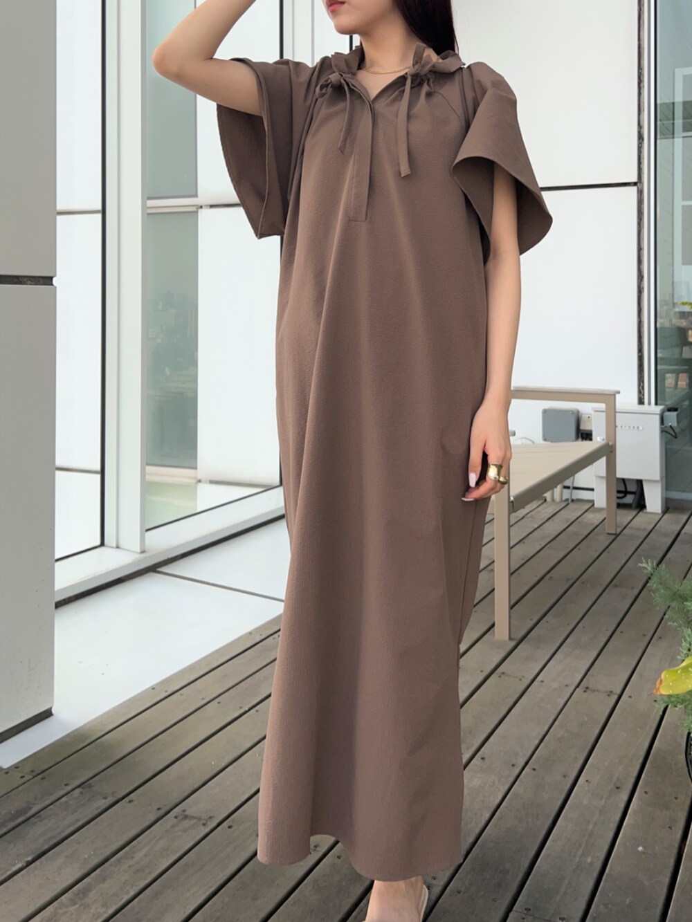 イエロー系のワンピースを着用したレディースの春コーディネートの6枚目の写真