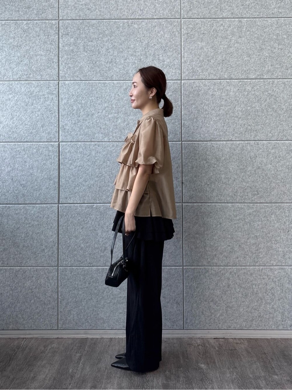 ブラウン系のシャツ/ブラウス、ブラック系のその他パンツを着用したレディースの夏コーディネートの3枚目の写真