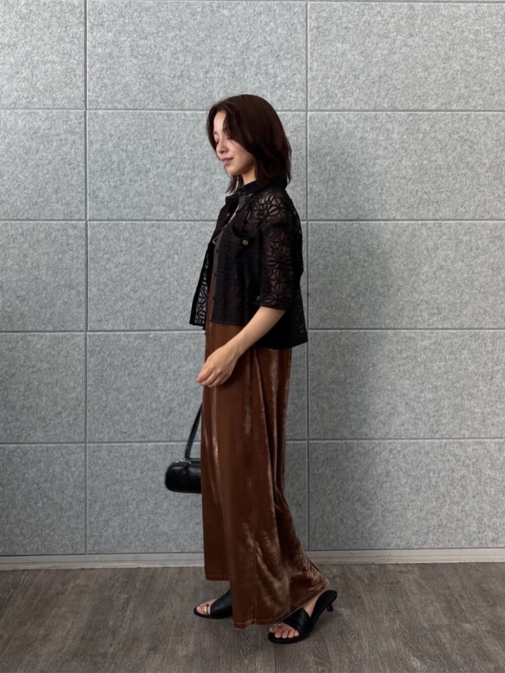 ベージュ系のタンクトップ、ブラック系のシャツ/ブラウスを着用したレディースの夏コーディネートの6枚目の写真