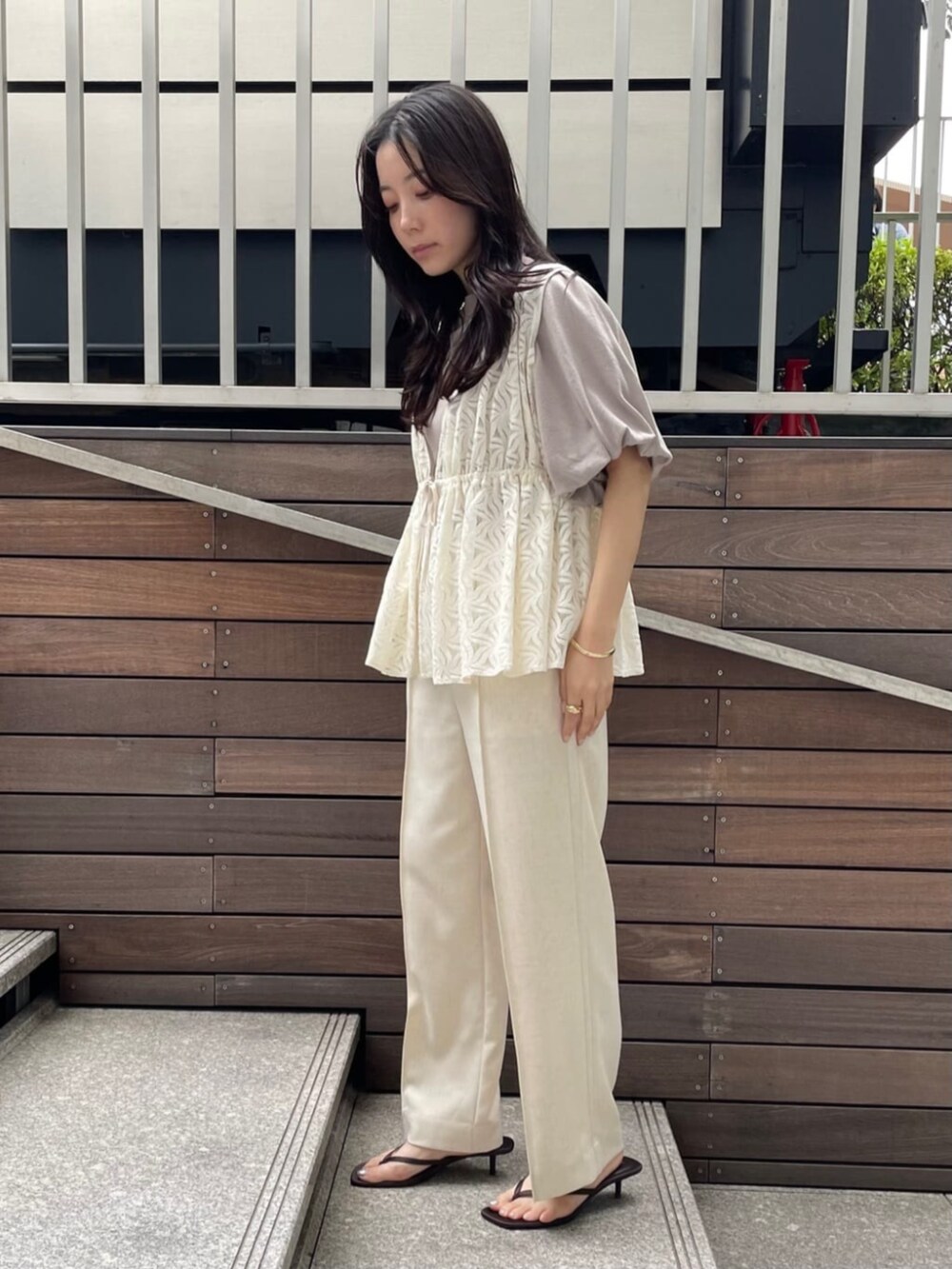 ホワイト系のシャツ/ブラウス、ホワイト系のその他パンツ、ベージュ系のニット/セーターを着用したレディースの春コーディネートの3枚目の写真