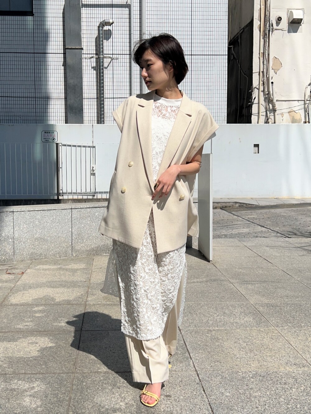 ホワイト系のタンクトップ、ホワイト系のテーラードジャケット、ホワイト系のワンピースを着用したレディースの春コーディネートの2枚目の写真