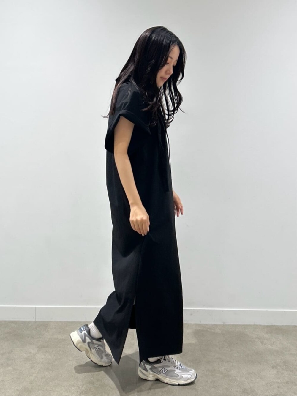 ブラック系のワンピースを着用したレディースの春コーディネートの6枚目の写真