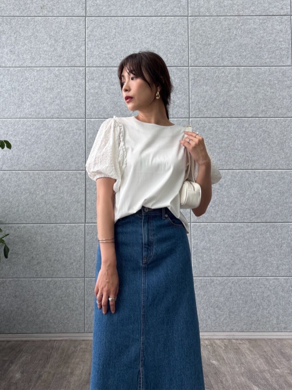 ブルー系のデニムスカート、ホワイト系のTシャツ/カットソーを着用したレディースの夏コーディネートの5枚目の写真