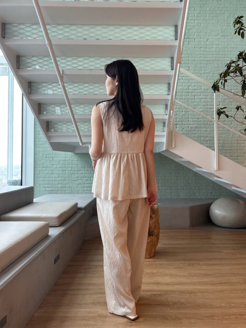 ベージュ系のシャツ/ブラウス、ベージュ系のその他パンツを着用したレディースの夏コーディネートの2枚目の写真