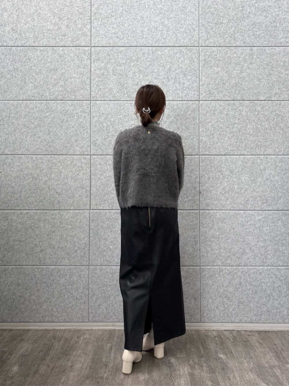 グレー系のカーディガン/ボレロ、グレー系のニット/セーターを着用したレディースの秋コーディネートの4枚目の写真