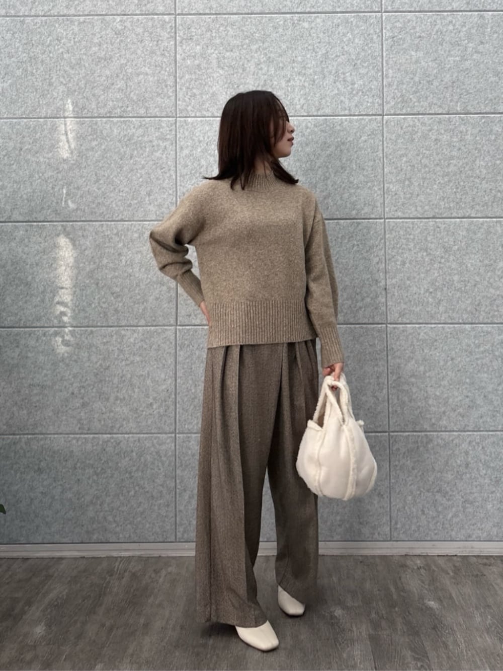 ブラウン系のその他パンツ、ベージュ系のニット/セーターを着用したレディースの冬コーディネートの2枚目の写真