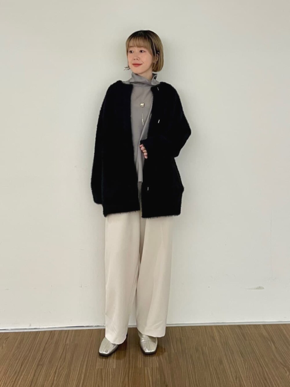 ブラック系のカーディガン/ボレロ、ベージュ系のその他パンツ、グレー系のシャツ/ブラウスを着用したレディースの秋コーディネートの2枚目の写真