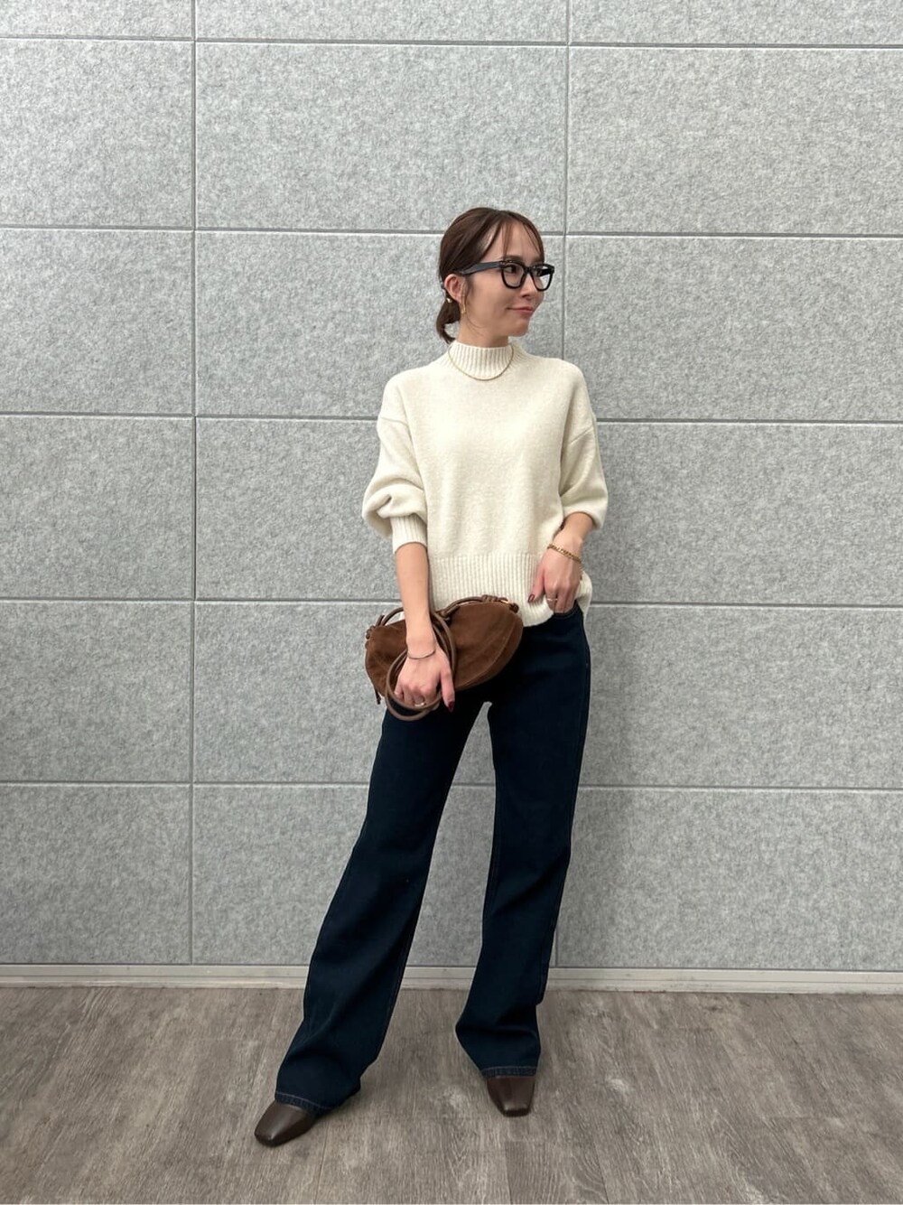ホワイト系のニット/セーター、ブルー系のデニムパンツを着用したレディースの冬コーディネートの6枚目の写真