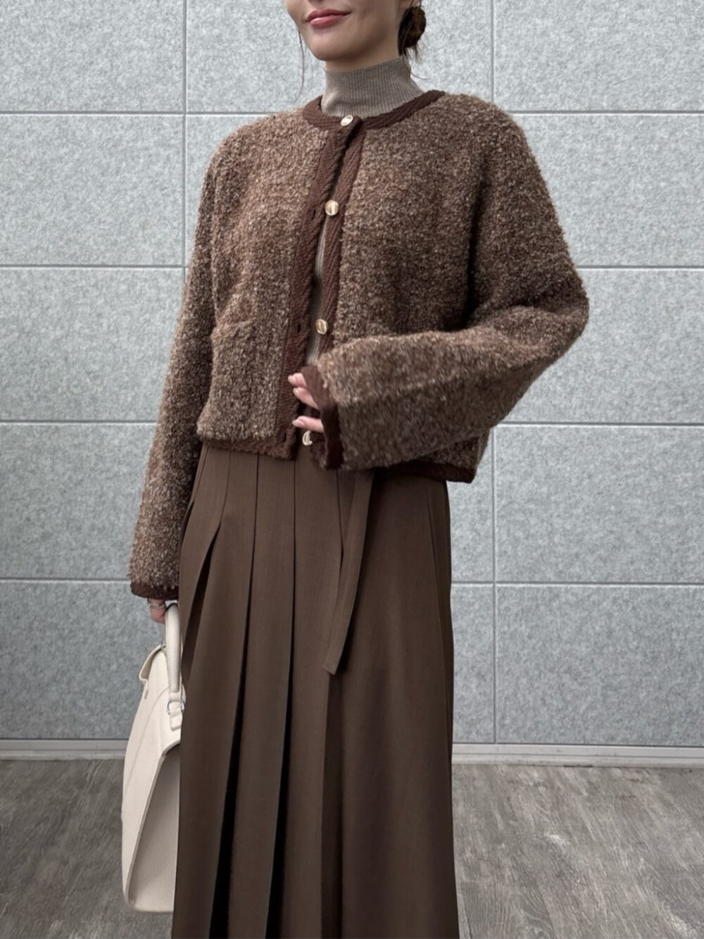 ブラウン系のスカート、ブラウン系のカーディガン/ボレロ、ブラウン系のニット/セーターを着用したレディースの秋コーディネートの5枚目の写真
