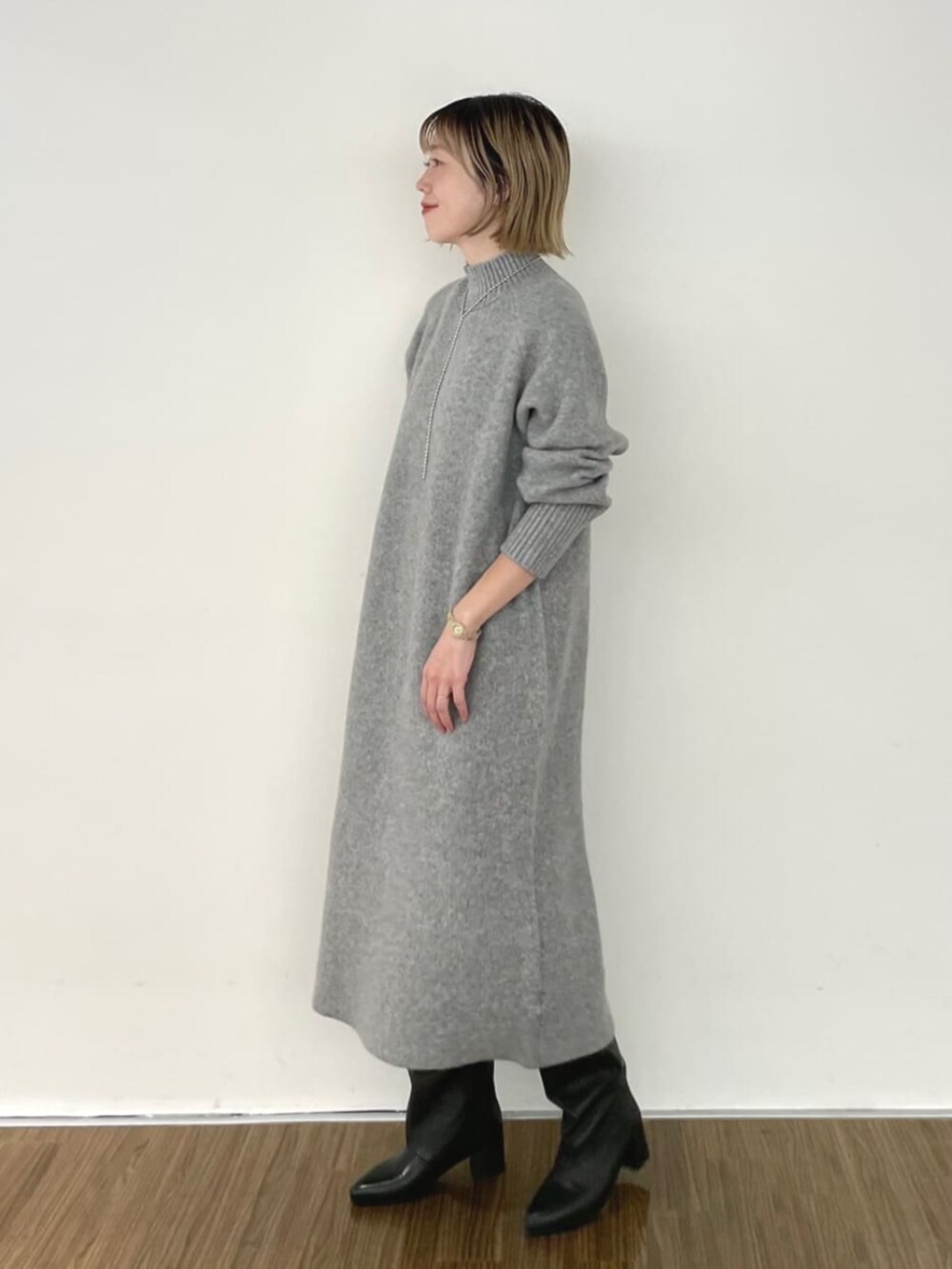 グレー系のワンピースを着用したレディースの冬コーディネートの4枚目の写真