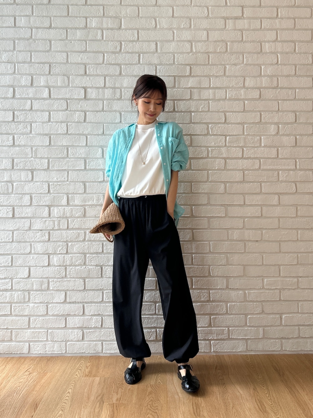 ホワイト系のニット/セーター、ブルー系のシャツ/ブラウス、ブラック系のその他パンツを着用したレディースの夏コーディネートの3枚目の写真