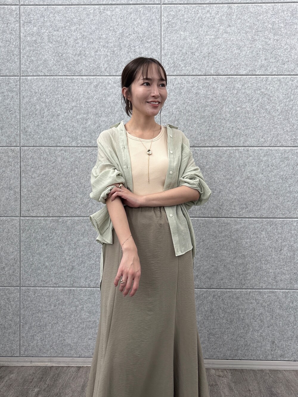 グリーン系のシャツ/ブラウスを着用したレディースの夏コーディネートの8枚目の写真