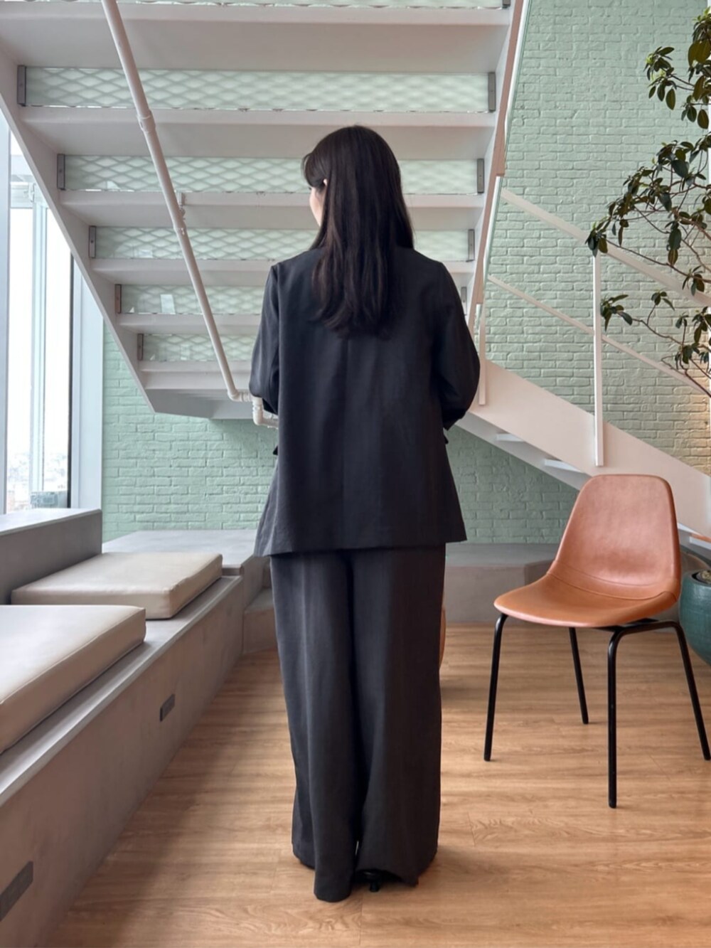 ブラック系のテーラードジャケット、ブラック系のサロペット/オーバーオールを着用したレディースの夏コーディネートの5枚目の写真