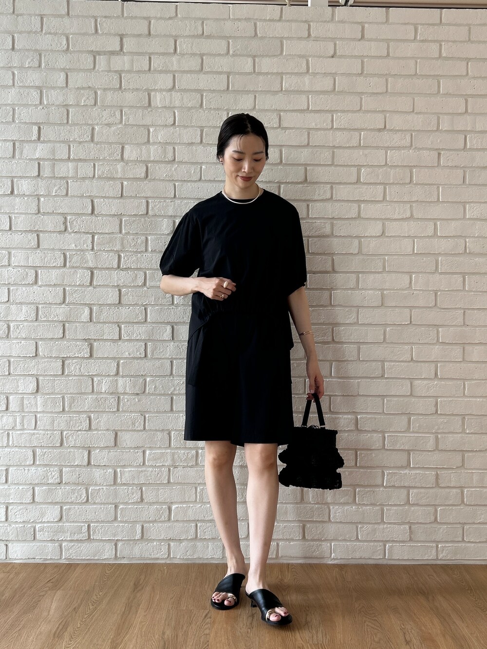ブラック系のシャツ/ブラウス、ブラック系のその他パンツを着用したレディースの春コーディネートの7枚目の写真