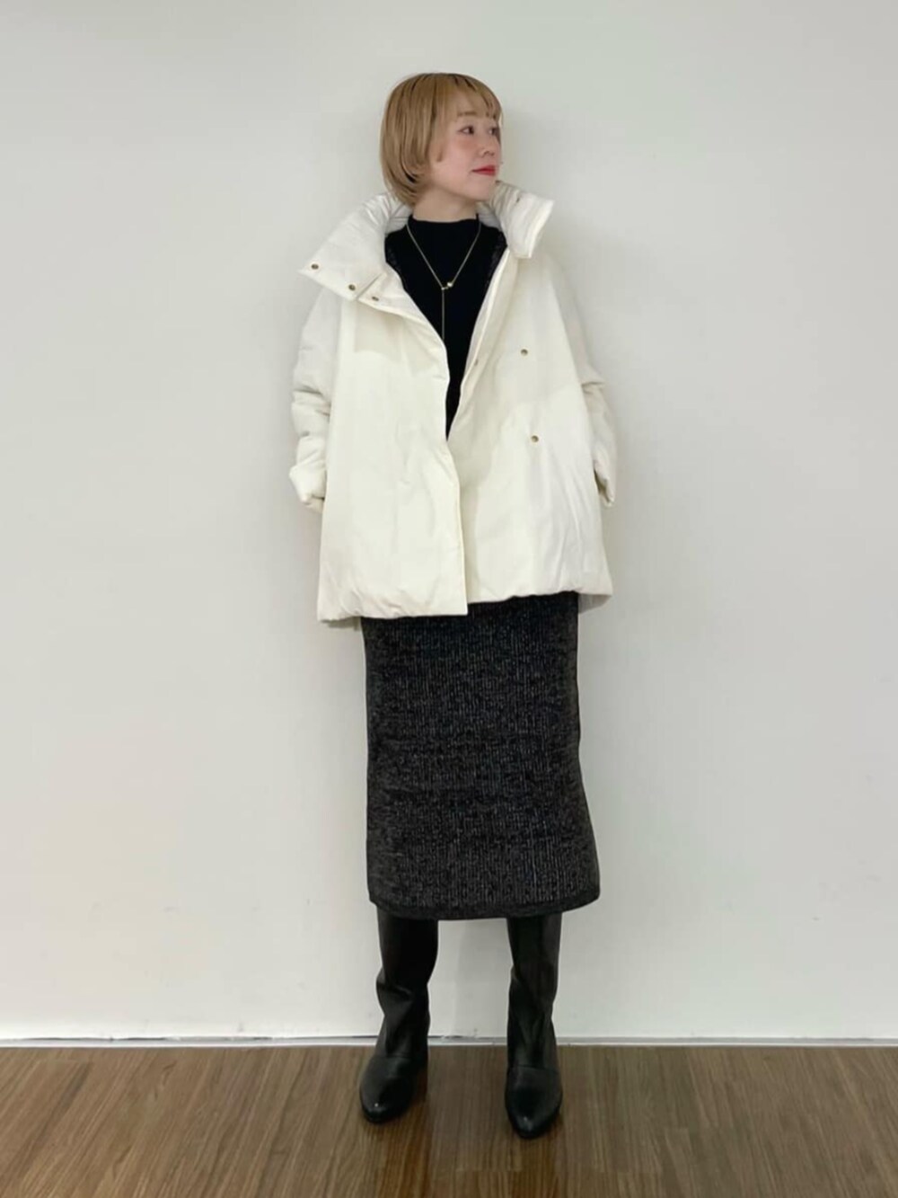 ホワイト系のその他アウター、ブラック系のワンピース、ブラック系のニット/セーターを着用したレディースの冬コーディネートの2枚目の写真