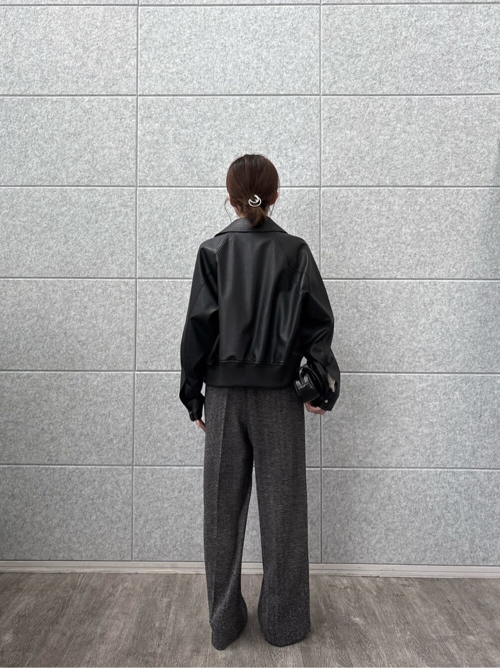 ブラック系のブルゾン、ホワイト系のシャツ/ブラウス、ブラック系のその他パンツを着用したレディースの秋コーディネートの5枚目の写真