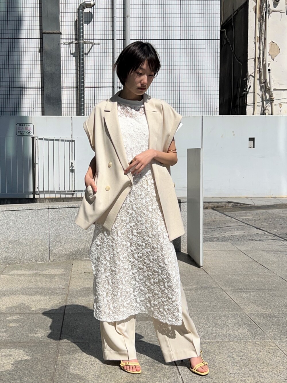 ホワイト系のタンクトップ、ホワイト系のテーラードジャケット、ホワイト系のワンピースを着用したレディースの春コーディネートの3枚目の写真