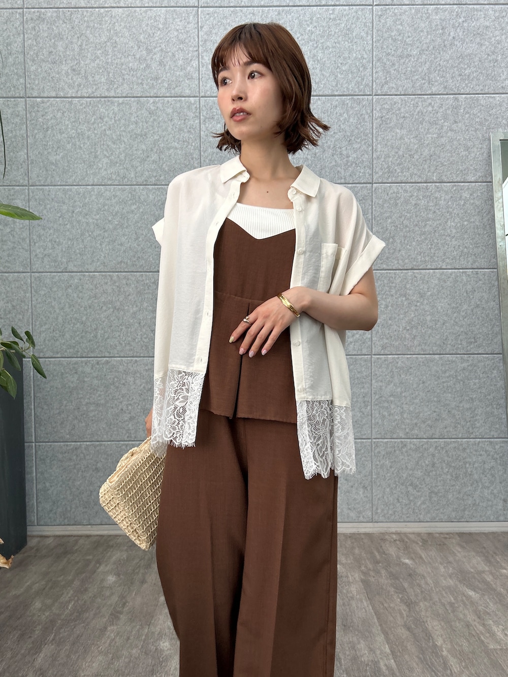 ホワイト系のシャツ/ブラウス、ブラウン系のサロペット/オーバーオールを着用したレディースの夏コーディネートの6枚目の写真