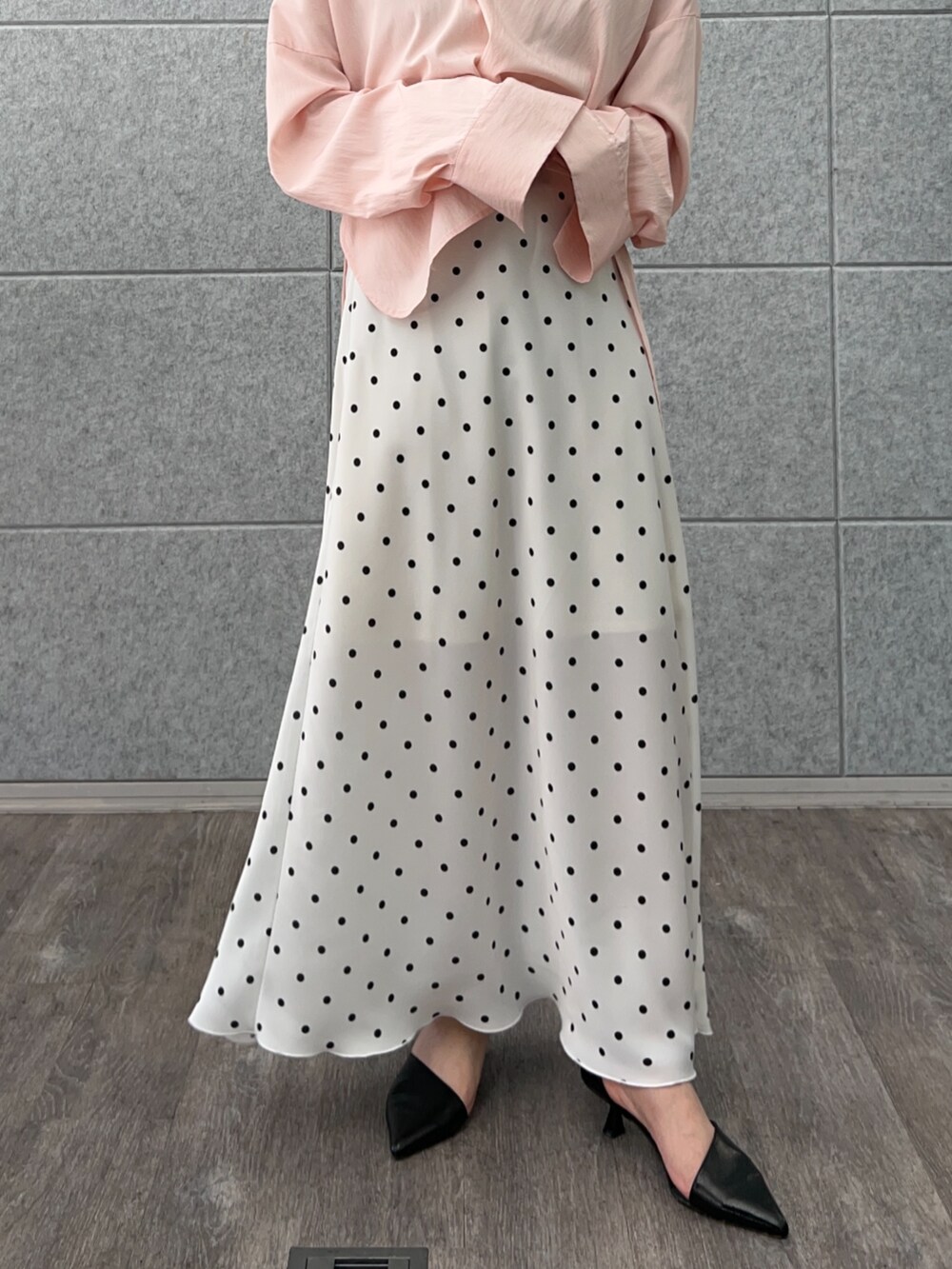 ホワイト系のスカート、ピンク系のシャツ/ブラウスを着用したレディースの春コーディネートの6枚目の写真