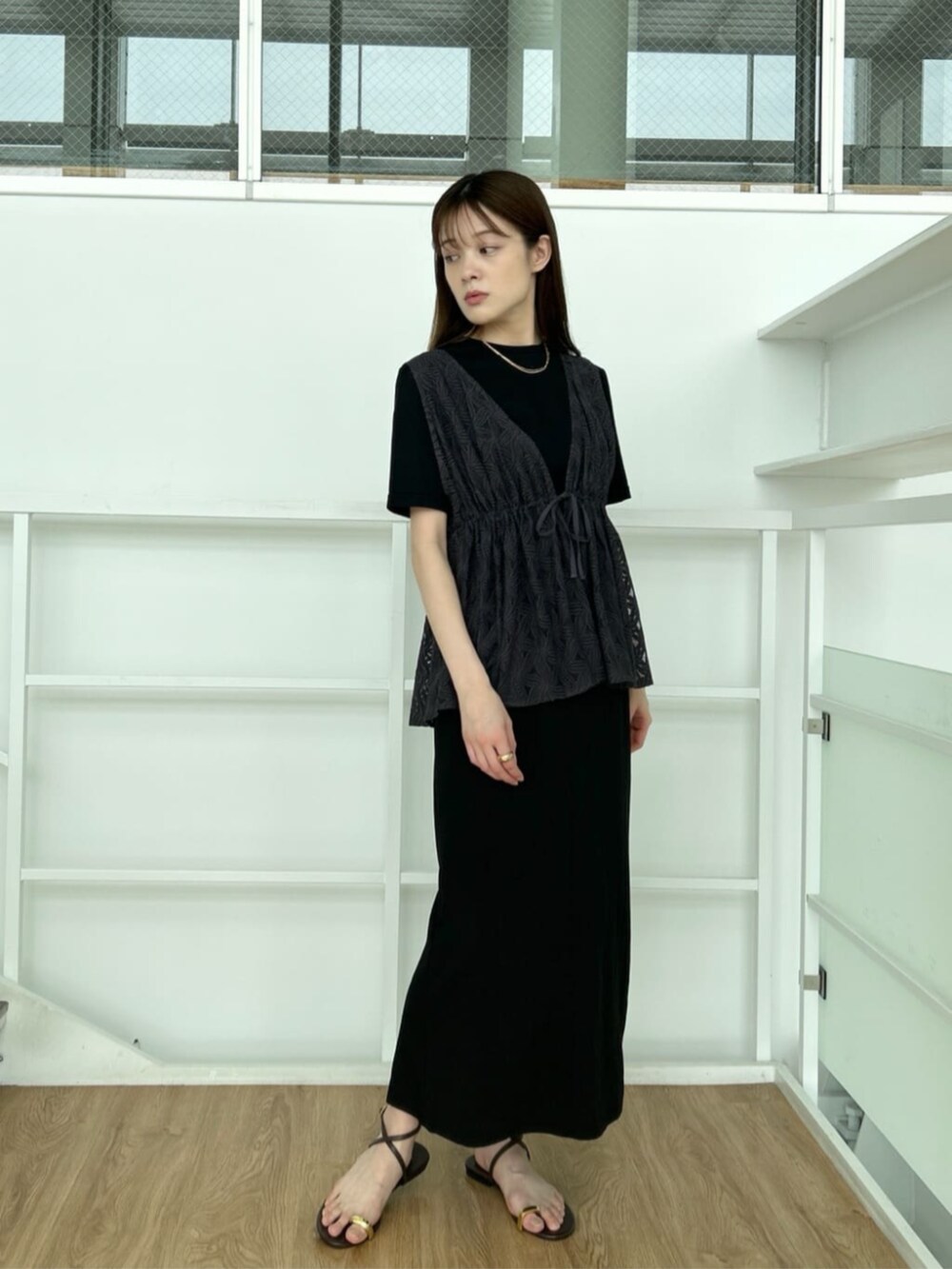 ブラック系のシャツ/ブラウス、ブラック系のTシャツ/カットソー、ブラック系のスカートを着用したレディースの夏コーディネートの2枚目の写真