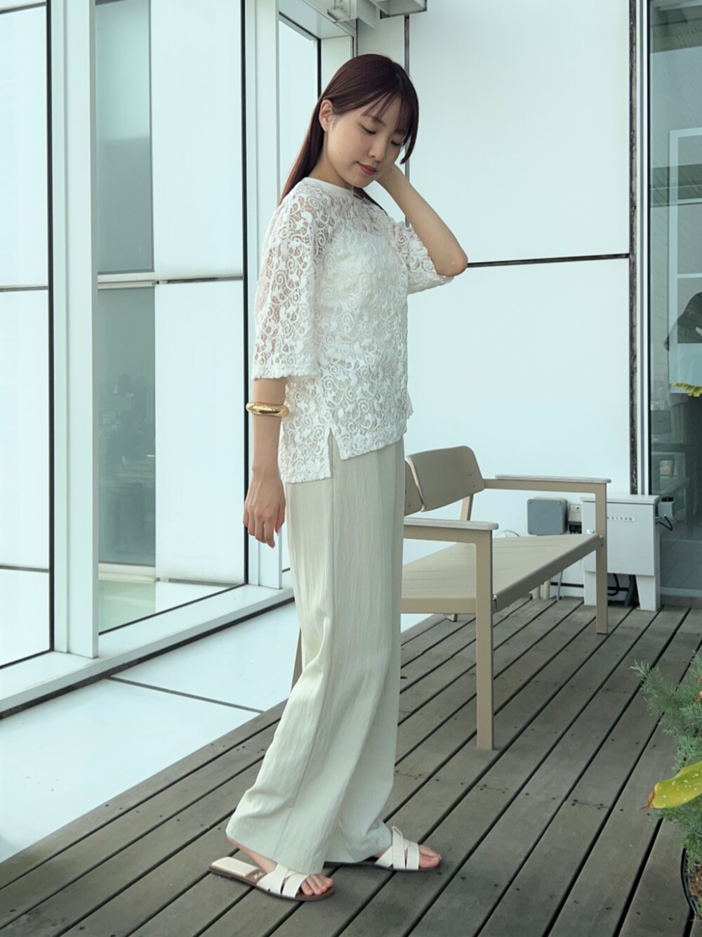 ベージュ系のその他パンツ、ホワイト系のタンクトップ、ホワイト系のTシャツ/カットソーを着用したレディースの春コーディネートの3枚目の写真