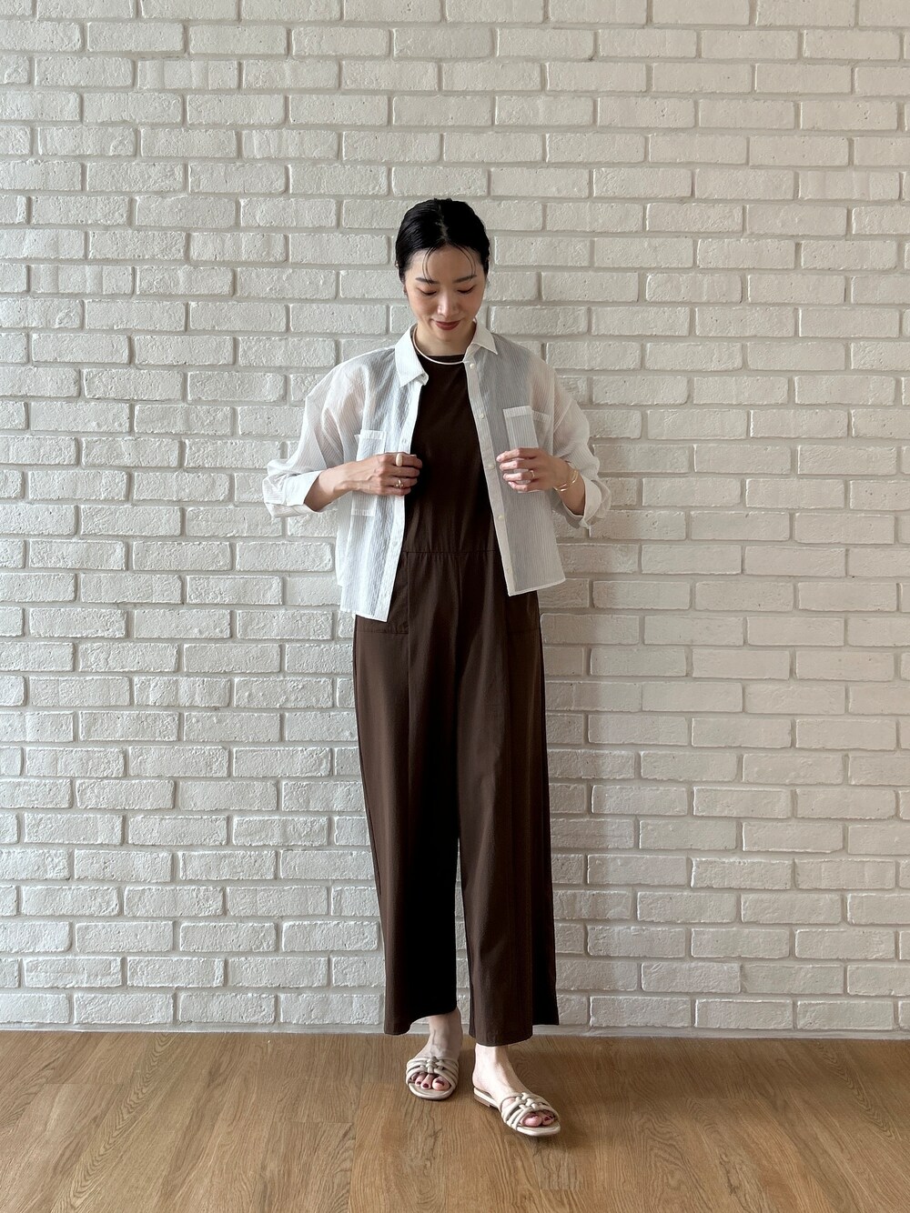 ホワイト系のシャツ/ブラウス、ブラウン系のサロペット/オーバーオールを着用したレディースの春コーディネートの3枚目の写真