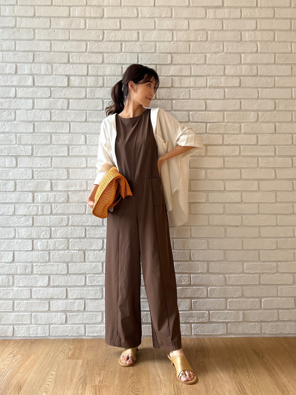 ホワイト系のシャツ/ブラウス、ブラウン系のサロペット/オーバーオールを着用したレディースの春コーディネートの2枚目の写真