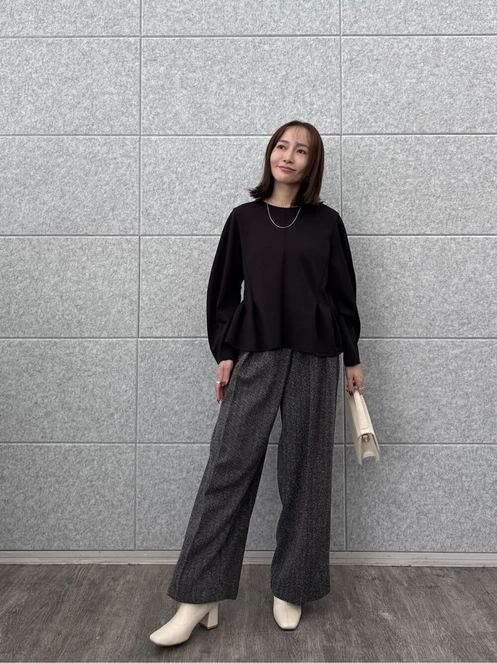ブラック系のTシャツ/カットソー、ブラック系のその他パンツを着用したレディースの秋コーディネートの7枚目の写真